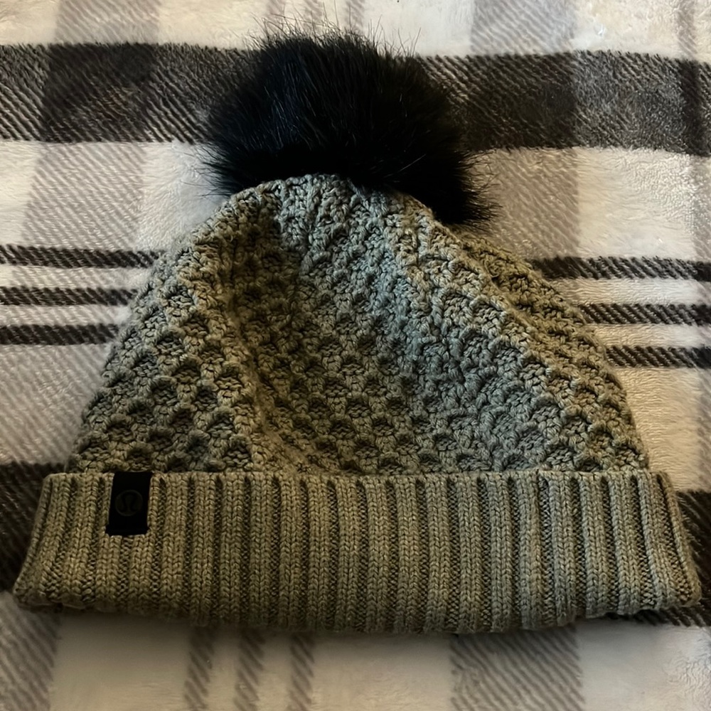 Lululemon Womens Pom Pom hat